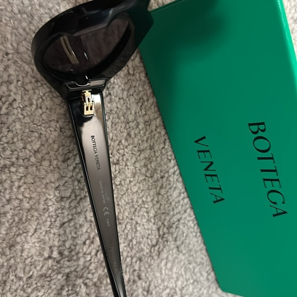 Bottega Veneta BV1031S sunglasses black shades - Picture 2 of 4